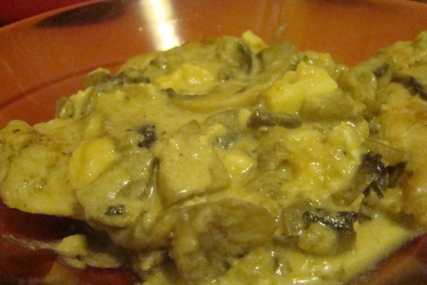 Pui cremos cu sos  Camembert si ciuperci