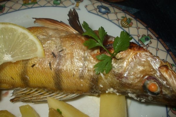 Salau la gratar cu cartofi prajiti