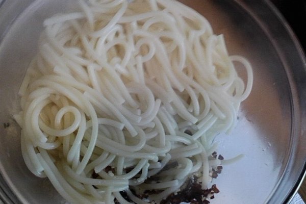 Macaroane cu ceapa si branza de oi