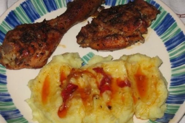 Pulpe de pui pe pat de legume la cuptor