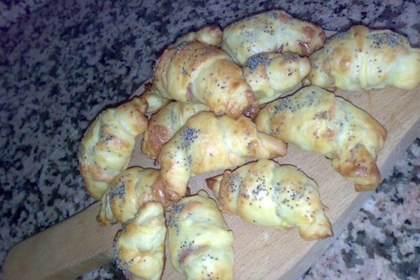 Croissant cu prosciutto si wurstel