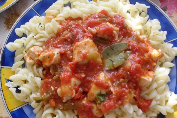 SPIRALE CU PIEPT DE PUI SI SOS DE LEGUME