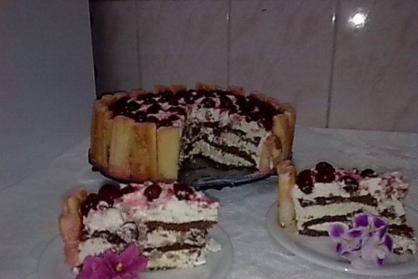 Tort cu visine si crema de iaurt.