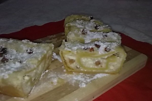 Placinta cu branza de vaci si stafide,in aluat fraged