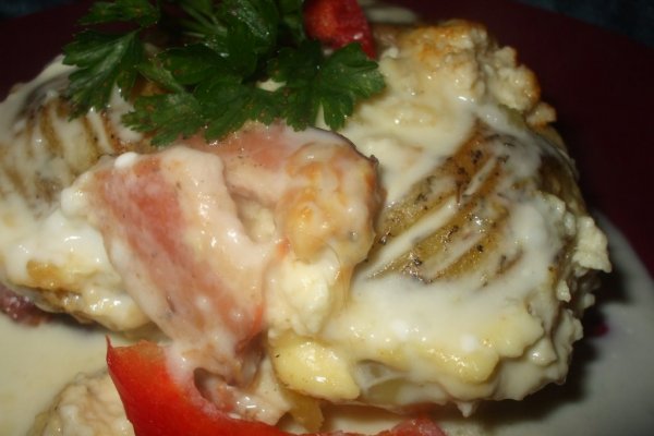 Cartofi la cuptor cu sunca si sos