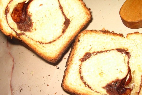 Cozonac cu crema de mac si fructe