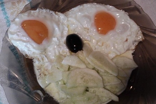 Ochiuri si salata de castraveti cu smantana