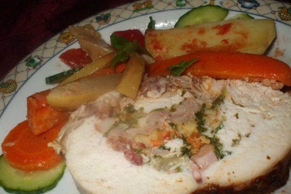 Pui umplut cu garnitura de legume