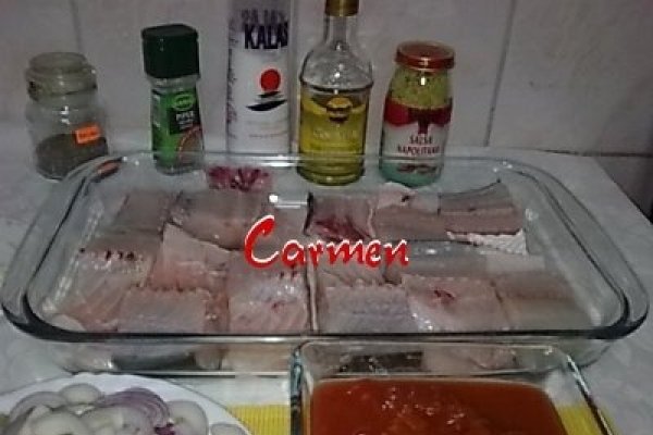 Crap la cuptor cu mamaliguta, ceapa si ciuperci