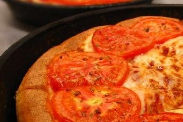 Sa pregatim pizza in casa - pasul 2: sosul