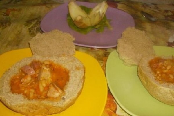 Ciorba de Fasole in Paine