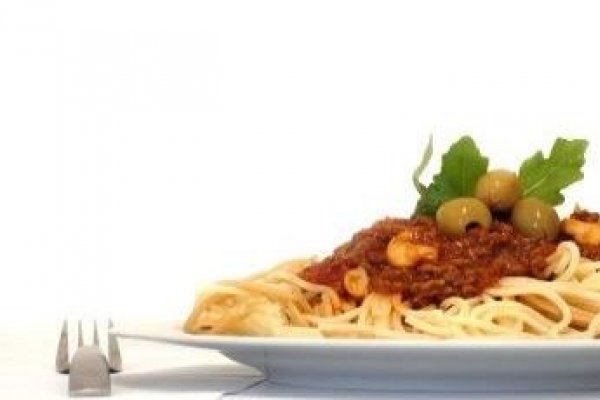 Paste cu sos de rosii proaspete si costita