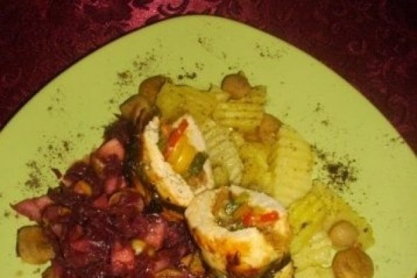 Rulouri din piept de pui, cu cartofi natur si salata de varza rosie caramelizata,