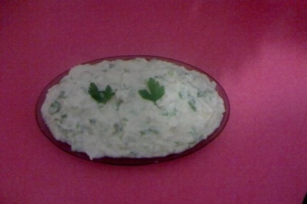 Salata de conopida cu usturoi si patrunjel