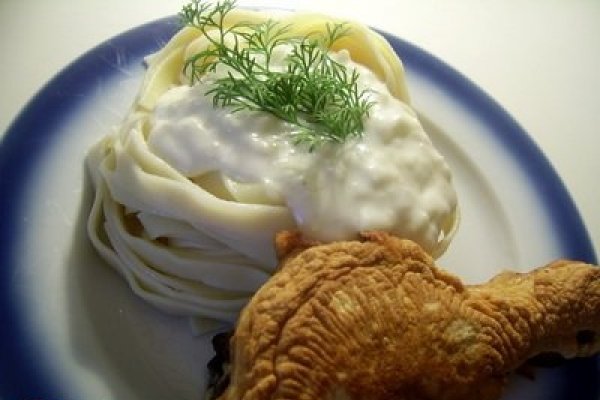 Pulpe in aluat de bere si tagliatelle cu sos de smantana