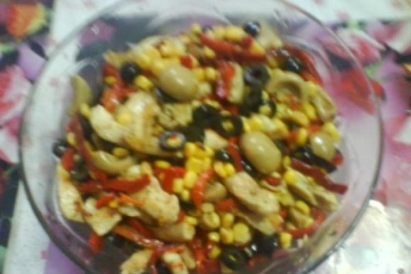 SALATA DE ARDEI COPTI CU PIEPT DE PUI