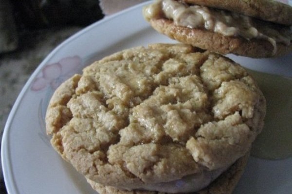 Biscuiti cu banane si unt de arahide