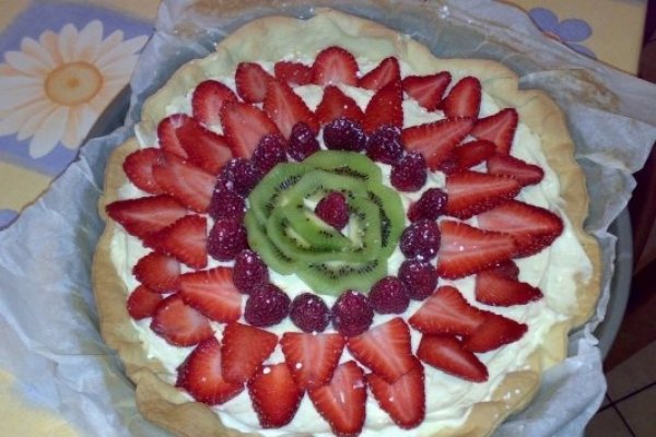 Tort cu crema si fructe