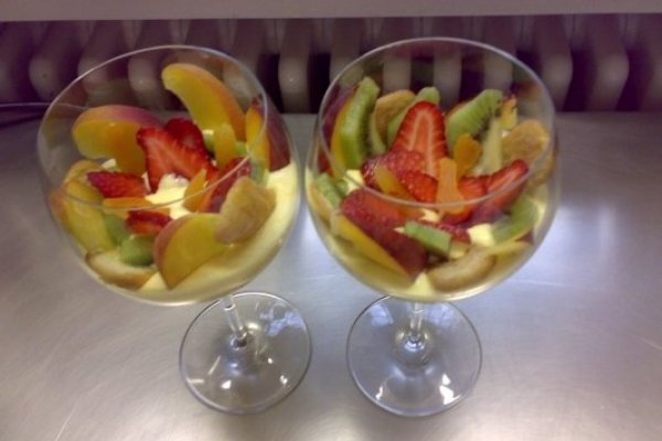 Cupa de crema si fructe