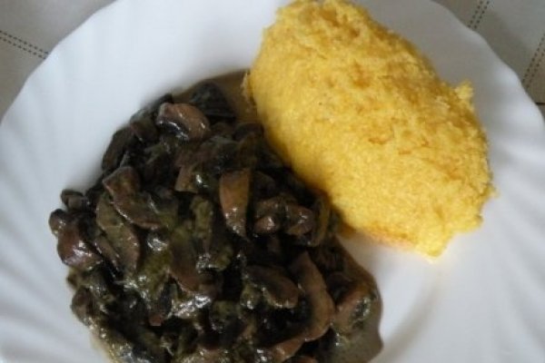 Tocanita de ciuperci cu mamaliguta