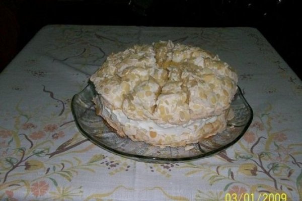 TORT CU FULGI DE MIGDALE SI FRISCA