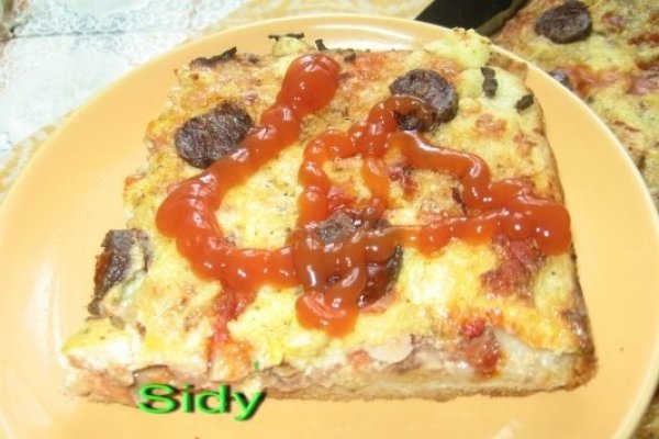 Pizza cu carnati, kaizer , branza si ardei