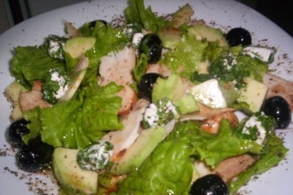 Salata cu fileu de pui si avocado