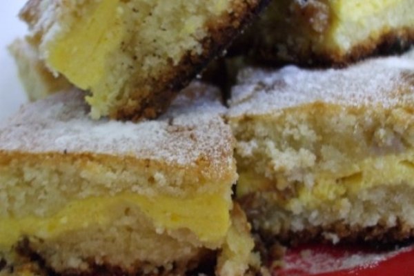 Placinta turnata cu branza de vaci, banane si stafide