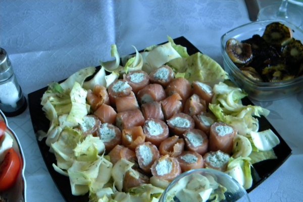 Rulada de somon cu urda si salata de andive