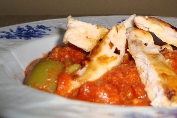 Piept de pui cu sos de rosii si masline