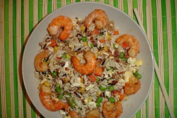 Salata de orez cu legume si creveti