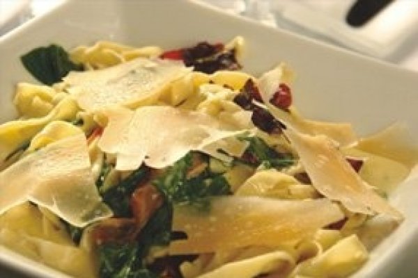 Salata cu paste  bacon, spanac si parmezan