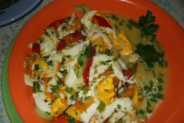 Salata de oua cu legume si verdeturi