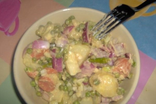 SALATA DE CARTOFI CU CRENVUSTI