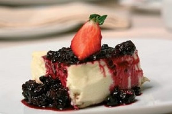 Desert cu branza dulce si fructe.