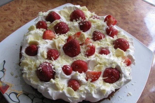 Tort de ciocolata alba cu un nor de frisca si capsuni