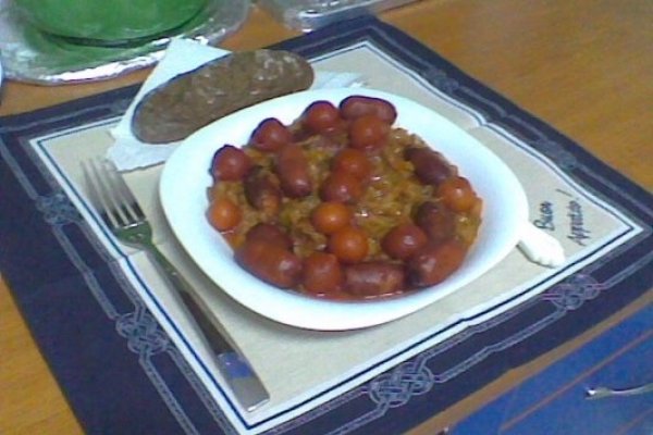 Varza calita cu carnati de bere si cu rosii Cherry