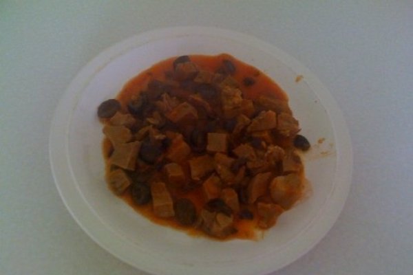 Limba de porc cu masline in sos tomat