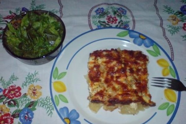 Cartofi cu oua, cascaval si smintina la cuptor