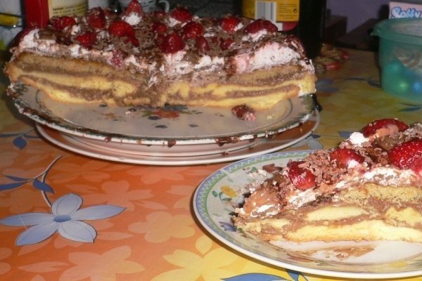 Tort cu capsuni si crema de ciocolata