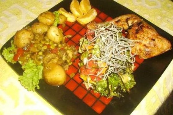 Pulpe de pui la gratar cu Cartofi si Mazare Noua