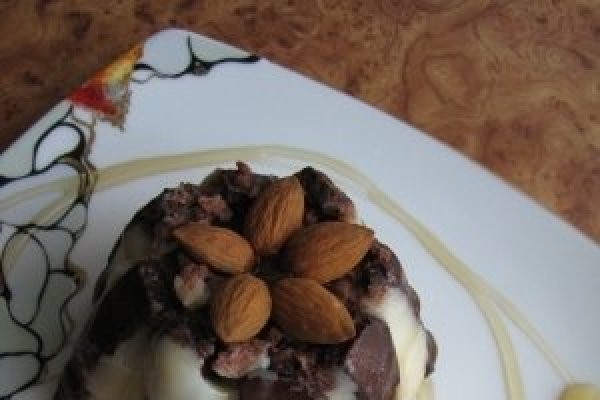 Pudding cu ciocolata, migdale si bucatele de napolitana