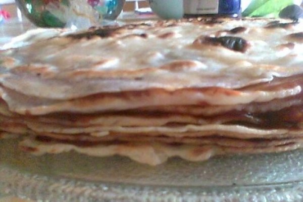 Tort de clatite cu dulceata de capsuni si macese