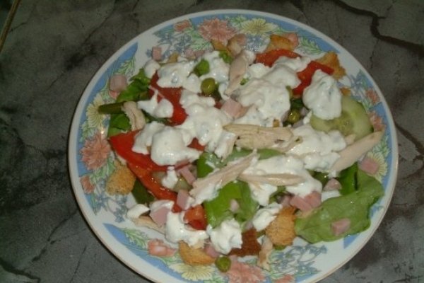 Salata Cesare sau salata de legume cu pui