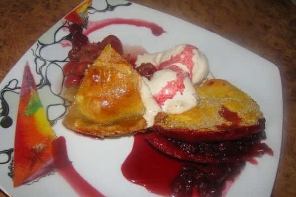 Placinte crocante cu cirese si visine