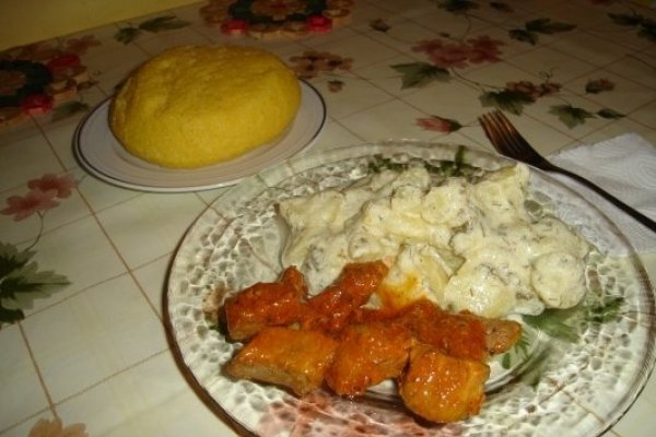 Cartofi noi cu smantana si cubulete din carne de porc cu sos