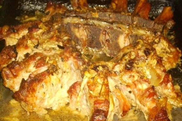 Coronita de porc cu cartofi la cuptor