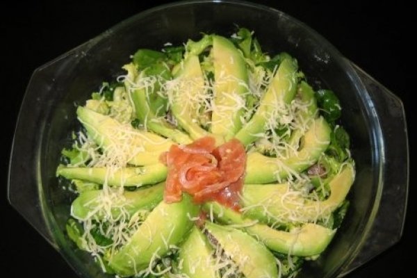 Salata cu somon afumat, avocado si nuci