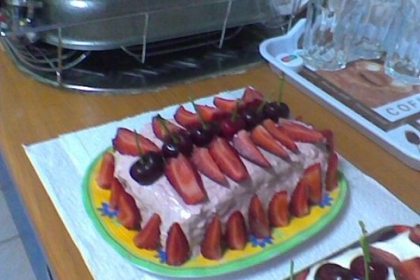 Tort cu capsuni si crema de capsuni.