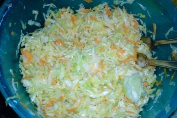 Salata de varza cu aredei gras,morcovi si mirodenii